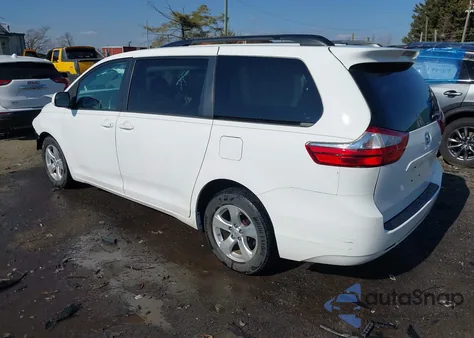 2017 Toyota Sienna Le 8 Passenger z USA, uszkodzony, nr VIN 5TDKZ3DC7HS881390